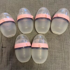 Comotomo 5 oz Baby Bottles with Pink Accents.